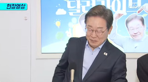 불법유흥주점 관련 답변을 마친후 곧바로 자리를 이동하고 있는 이재명 더불어민주당 대선후보(이미지-TV조선 유튜브)