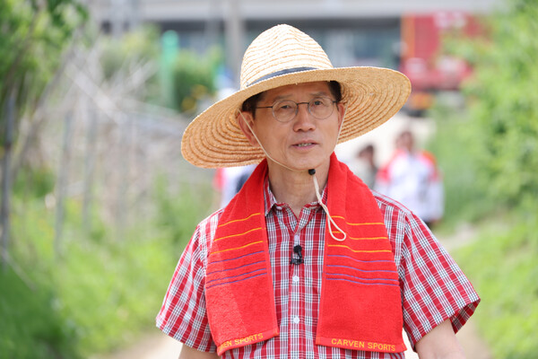 김문수 국민의힘 대선 후보가 21일 경기 고양시 덕양구에서 열린 '고양시 청년 농업인 모내기 및 새참 간담회' 행사에 참석하고 있다 [사진=연합뉴스]