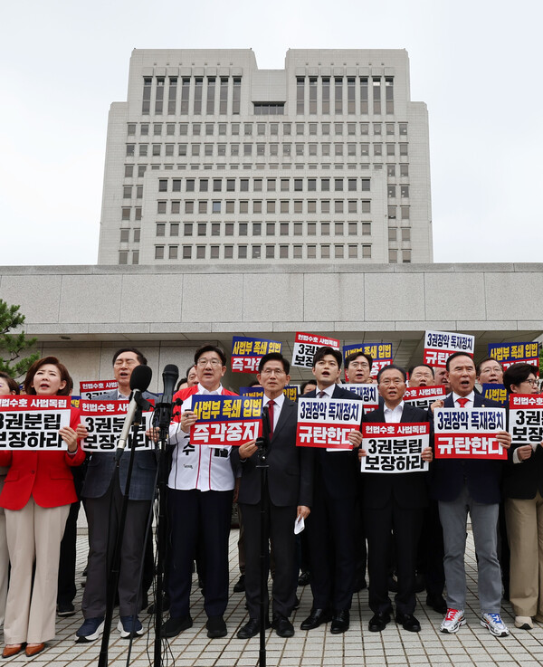 국민의힘 김문수 대선 후보와 의원들이 15일 서울 서초구 대법원 앞에서 열린 사법부 수호 및 더불어민주당 규탄대회에서 구호를 외치고 있다(연합뉴스)
