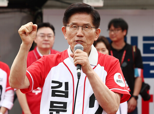 김문수 국민의힘 대선 후보가 21일 경기 동두천시 지행역 광장에서 유세를 하고 있다 [사진=연합뉴스]