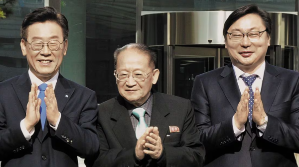 북한 리종혁 조선아시아태평양위원회(아태위) 부위원장 겸 조국통일연구원 원장(가운데) 등 북한 대표단과 이재명 경기지사(왼쪽), 이화영 평화부지사가 2018년 11월15일 경기도 성남시 판교 스타트업 캠퍼스를 방문해 기념사진을 찍었다/ 사진=연합뉴스