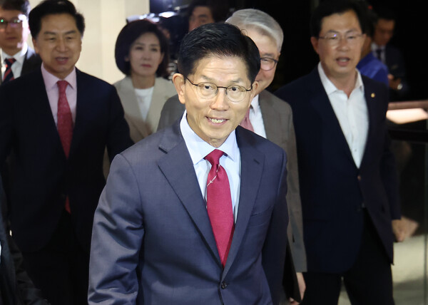 국민의힘 김문수 대선 후보가 23일 중구 더플라자호텔 서울에서 열린 2025년 제3회 국가와 민족을 위한 조찬기도회에 참석하고 있다(연합뉴스)