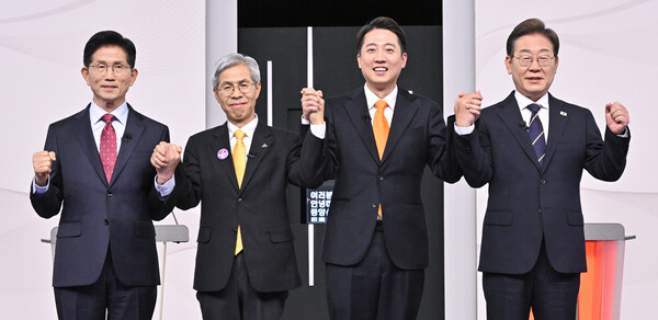 국민의힘 김문수(왼쪽부터)·민주노동당 권영국·개혁신당 이준석·더불어민주당 이재명 대선후보가 18일 서울 마포구 상암동 SBS 프리즘센터 스튜디오에서 열린 시작에 앞서 기념촬영을 하고 있다(연합뉴스)