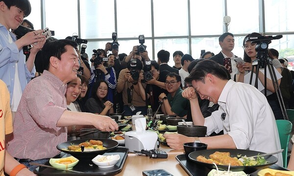안철수 국민의힘 공동선대위원장이 지난 21일 '학식먹자 이준석' 행사가 열린 경기 성남시 가천대학교 글로벌캠퍼스에서 이준석 개혁신당 대선 후보와 대화하고 있다. @연합뉴스