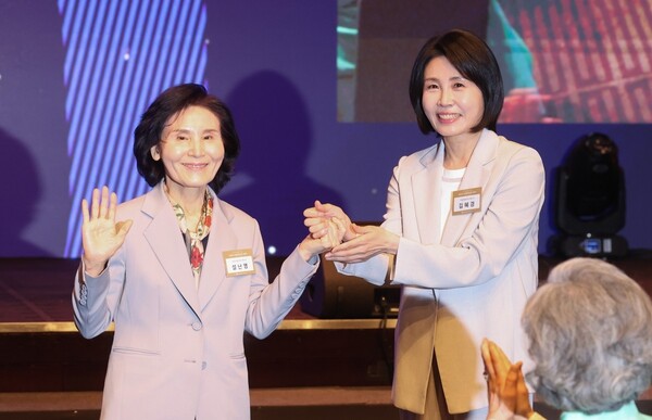 김문수 대선 후보의 부인 설난영 씨와 이재명 대선 후보의 부인 김혜경 씨가 지난 12일 서울 중구 신라호텔에서 열린 중앙신도회 창립 70주년 기념식에서 손을 맞잡고 있다. @연합뉴스