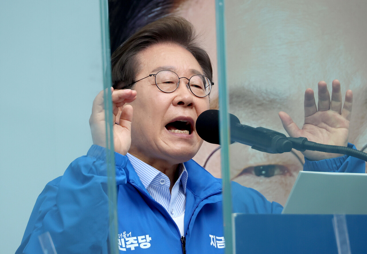 이재명 더불어민주당 대선 후보가 지난 20일 경기 의정부 로데오거리에서 열린 유세에서 시민들에게 지지를 호소하고 있다 [사진=연합뉴스] 