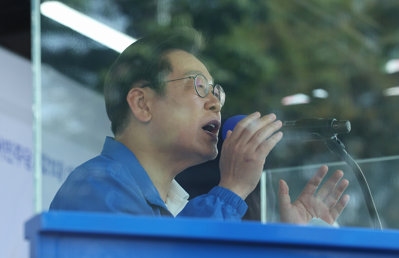 더불어민주당 이재명 대선 후보가 25일 충남 당진시 당진전통시장에서 열린 유세에서 시민들에게 지지를 호소하고 있다.