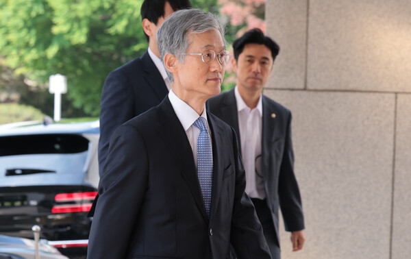  전국법관대표회의가 열리는 26일 조희대 대법원장이 서울 서초구 대법원으로 출근하고 있다(연합뉴스)