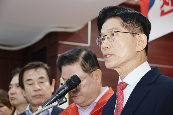 국민의힘 김문수 대선 후보가 26일 충남 천안시 국민의힘 충남도당에서 지방시대 공약 발표를 하고 있다(연합뉴스)