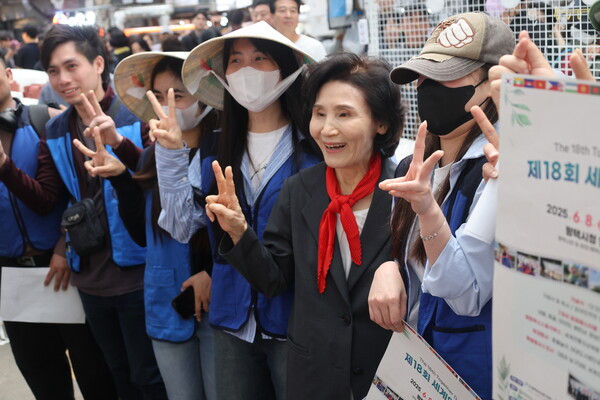 국민의힘 김문수 대선 후보 배우자 설난영 여사가 25일 경기 평택 통복시장을 방문해 지지를 호소하고 있다(연합뉴스)