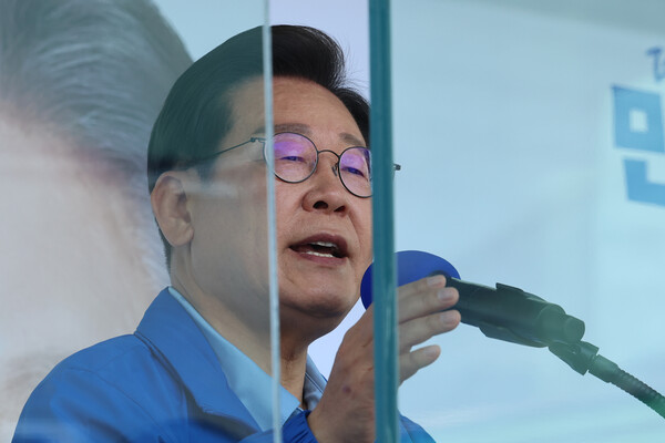 더불어민주당 이재명 대선 후보가 26일 수원시 팔달구 팔달문 영동시장에서 열린 집중 유세에서 시민들에게 지지를 호소하고 있다(연합뉴스)