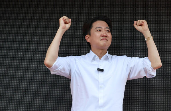 개혁신당 이준석 대선후보가 25일 서울 종로구 종묘 인근 서순라길에서 거리 유세를 하고 있다(연합뉴스)