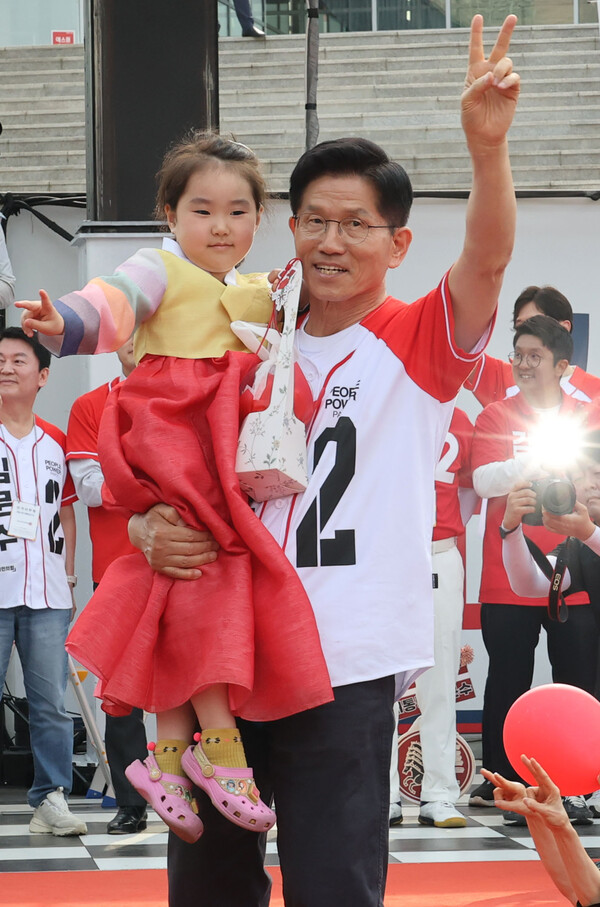 국민의힘 김문수 대선 후보가 26일 경기 용인시 용인 포은아트갤러리 광장에서 열린 집중유세에서 지지를 호소하고 있다(연합뉴스)