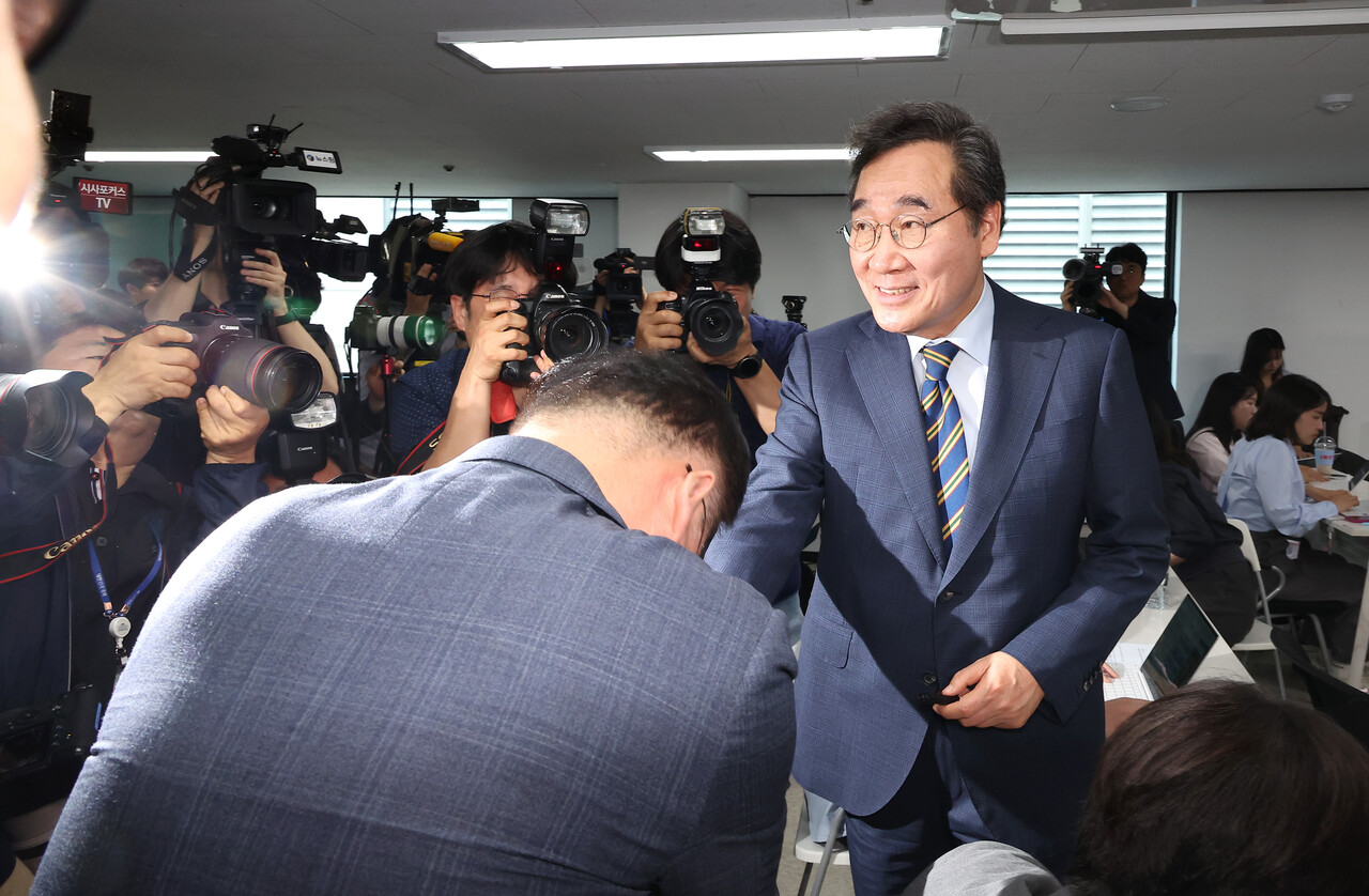 새미래민주당 이낙연 상임고문이 27일 서울 여의도 중앙당사에서 열린 긴급 기자회견을 마친 뒤 나오며 국민의힘 김문수 후보 비서실장인 김재원 전 의원의 인사를 받고 있다.