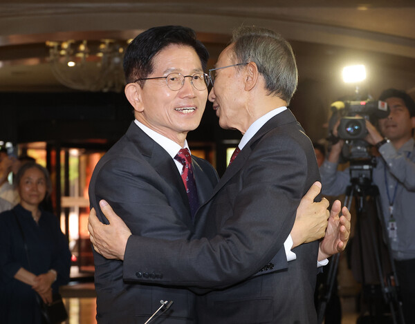 국민의힘 김문수 대선 후보와 이명박 전 대통령이 27일 서울 여의도 켄싱턴호텔에서 만나 포옹을 하고 있다(연합뉴스)