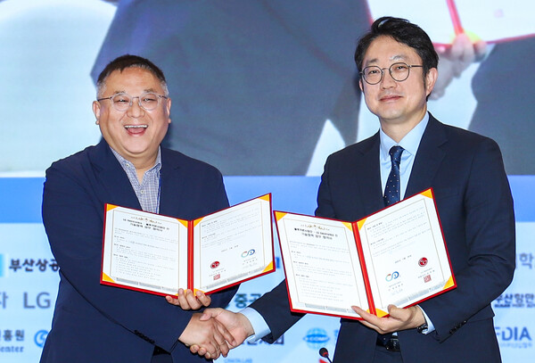 LG전자가 26일 부산광역시 벡스코에서 서울대학교 블루카본사업단과 ‘블루카본 산업 활성화를 위한 기술 교류’ 업무 협약을 체결했다. 서울대학교 블루카본사업단 김종성 단장(왼쪽)과 LG전자 김영석 HS기능성소재사업실장(오른쪽)이 기념사진을 촬영 중인 모습. 사진 제공=LG전자.