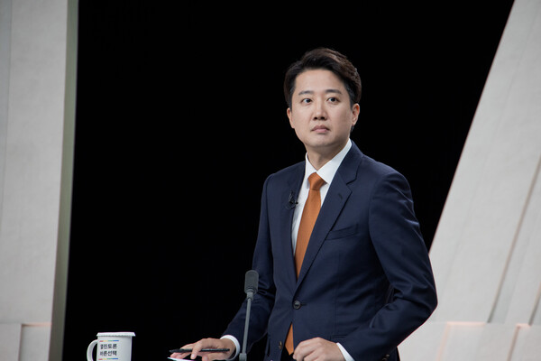 개혁신당 이준석 후보가 27일 서울 마포구 상암동 MBC 스튜디오에서 열린 정치 분야 TV토론회를 준비하고 있다(연합뉴스)