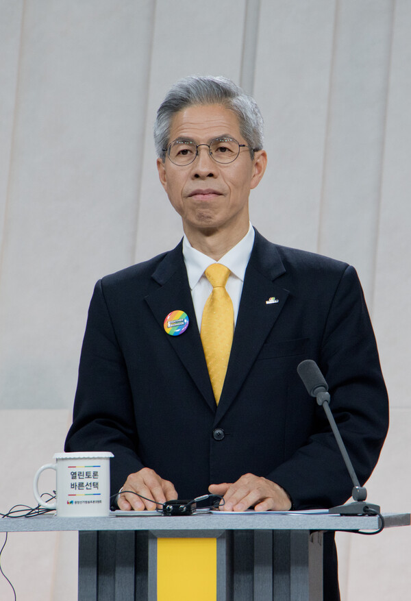 민주노동당 권영국 후보가 27일 서울 마포구 상암동 MBC 스튜디오에서 열린 정치 분야 TV토론회를 준비하고 있다(연합뉴스)