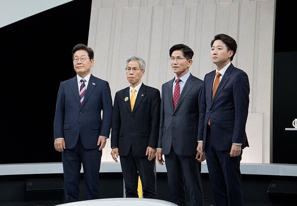 4명의 대선후보가 TV토론회에 앞서 포즈를 취하고 있다. @연합뉴스