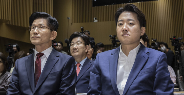 국민의힘 김문수 대선후보(왼쪽)와 개혁신당 이준석 대선후보가 19일 서울 중구 서울시청에서 열린 '약자와 동행하는 서울 토론회'에 참석해 나란히 앉아 있다(연합뉴스)