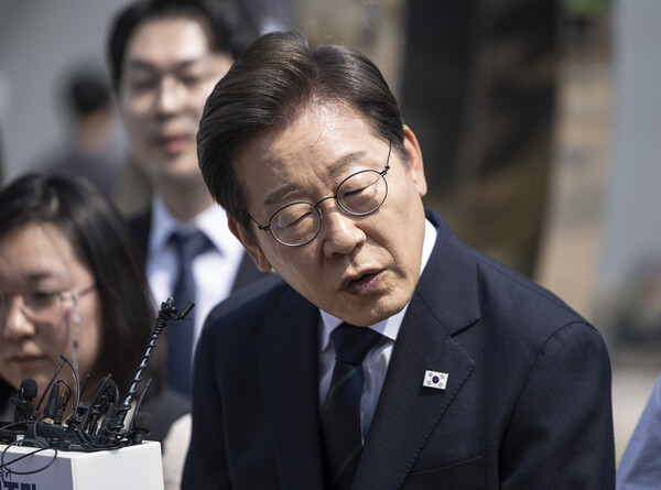  더불어민주당 이재명 대선후보가 21대 대통령선거 사전투표 첫날인 29일 서울 서대문구 신촌동 주민센터에서 투표를 마친 뒤 취재진 질문을 받고 있다(연합뉴스(