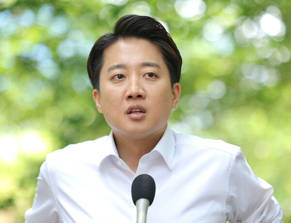 개혁신당 이준석 대선 후보가 30일 서울 마포구 대흥동 경의선숲길공원을 찾아 유세를 하기 전 취재진 질문에 답하고 있다(연합뉴스)