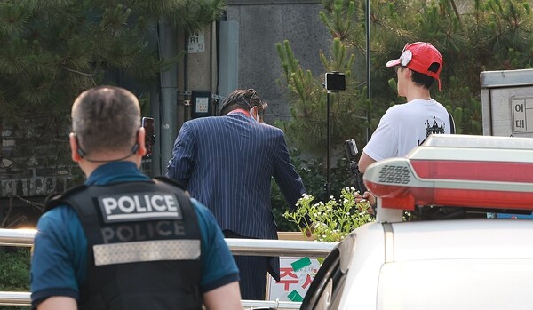 신촌동사전투표소 앞 '부정선거 감시단' @연합뉴스