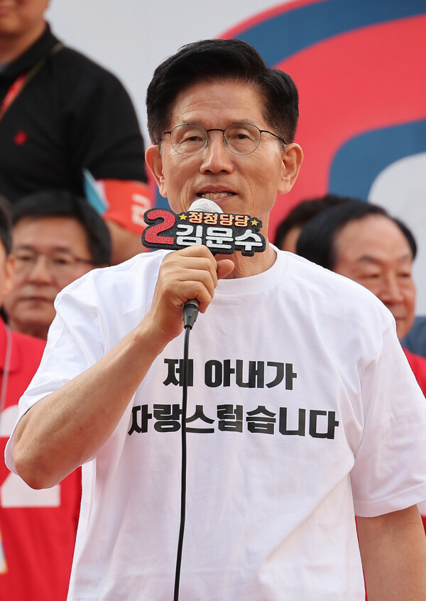 국민의힘 김문수 대선 후보가 30일 강원 원주시 문화의거리에서 유세를 하고 있다(연합뉴스)