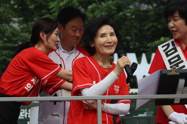국민의힘 김문수 대선 후보 배우자인 설난영 여사가 31일 서울 영등포구 타임스퀘어 광장에서 열린 서울선대위 거점 유세에서 김 후보 지지를 호소하고 있다(연합뉴스)