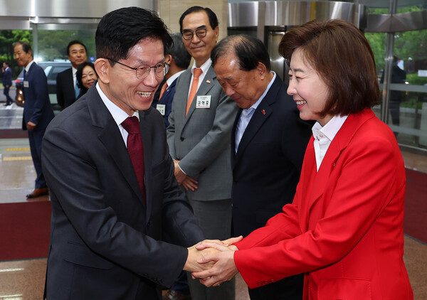 국민의힘 김문수 대선 후보가 15일 '자랑스러운 중소기업인협의회 조찬 강연'이 열린 서울 영등포구 중소기업중앙회에 도착해 나경원 공동선거대책위원장과 인사하고 있다(연합뉴스)