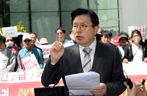 황교안 2025 대통령 선거 무소속 후보가 30일 오후 서울 중구 을지로 SKT 본사 앞에서 ‘SKT 및 중앙선관위 해킹 관련, SKT 책임 추궁 및 대통령선거 사전투표 중단 요청’ 긴급 기자회견을 열고 발언을 하고 있다(연합뉴스)