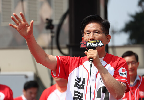 국민의힘 김문수 대선 후보가 1일 경기도 수원컨벤션센터 광장에서 열린 유세에서 지지를 호소하고 있다(연합뉴스)