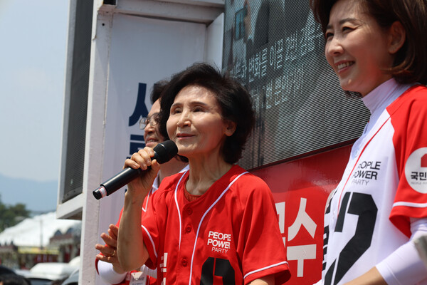 국민의힘 김문수 대선 후보 부인 설난영 여사가 29일 경기도 성남 모란민속 5일장을 방문해 지지를 호소하고 있다(연합뉴스)