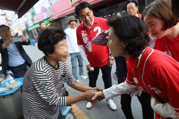 국민의힘 김문수 대선 후보 부인 설난영 여사가 29일 경기도 구리전통시장을 방문해 지지를 호소하고 있다(연합뉴스)