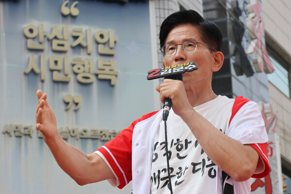 국민의힘 김문수 대선 후보가 1일 경기도 의정부시 태조이성계상 앞에서 열린 유세에서 지지를 호소하고 있다(연합뉴스)