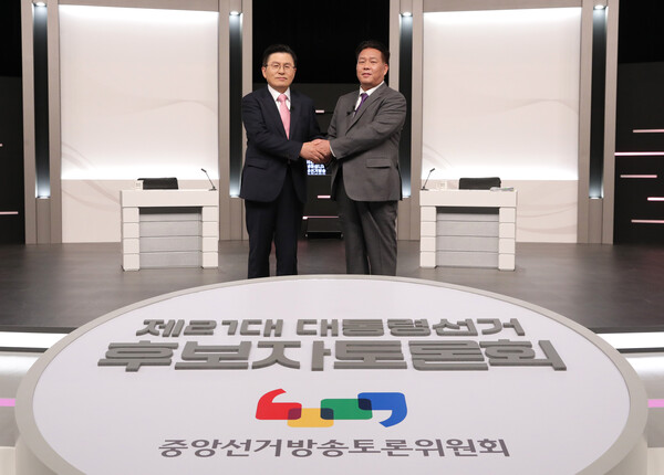 무소속 황교안(왼쪽), 송진호 대선 후보가 19일 서울 마포구 상암동 SBS 프리즘센터 스튜디오에서 열린 시작에 앞서 기념촬영을 하고 있다. 2025.5.19 [중앙선거방송토론위원회 제공(연합뉴스)