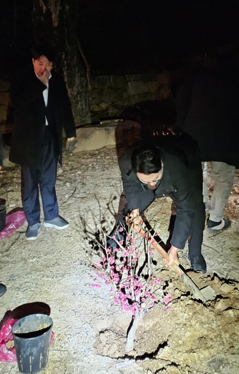 지난 9월 23일자 명태균 씨 페이스북. 명태균 씨는 이날 본인 페이스북에 사진을 게재하며, &lsquo;#칠불사 새벽 4시...!!&rsquo;, &lsquo;#이준석 & #천하람 삽질한 까닭은&rsquo;이라고 적었다.