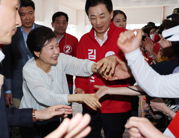 박근혜 전 대통령이 2일 울산공업센터 기공식 기념관이 있는 장생포문화창고를 찾아 지지자와 인사하고 있다 [사진=연합뉴스]