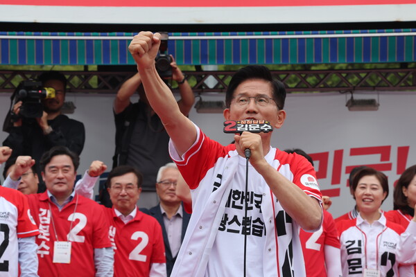 김문수 국민의힘 대선 후보가 제21대 대통령 선거 선거일을 하루 앞둔 2일 부산역에서 시민들에게 지지를 호소하고 있다 [사진=연합뉴스]