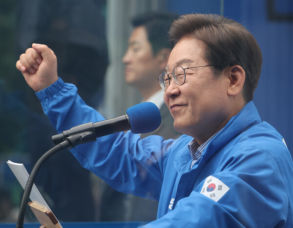 이재명 더불어민주당 대선 후보가 선거를 하루 앞둔 2일 경기 성남 분당 야탑광장에서 시민들에게 지지를 호소하고 있다 [사진=연합뉴스]