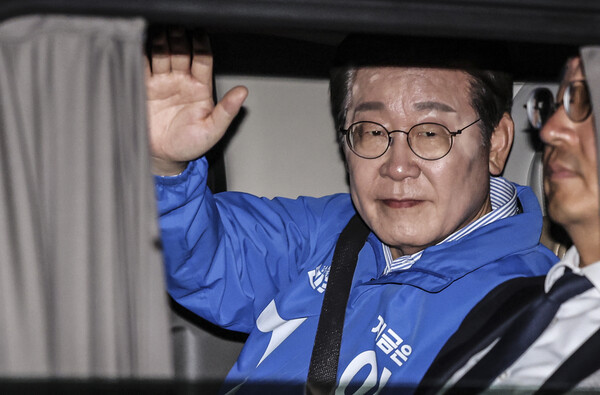 더불어민주당 이재명 대선 후보가 선거를 하루 앞둔 2일 서울 여의도공원 마지막 유세를 마친 뒤 차량에 탑승한 뒤 손을 들어 인사하고 있다(연합뉴스)