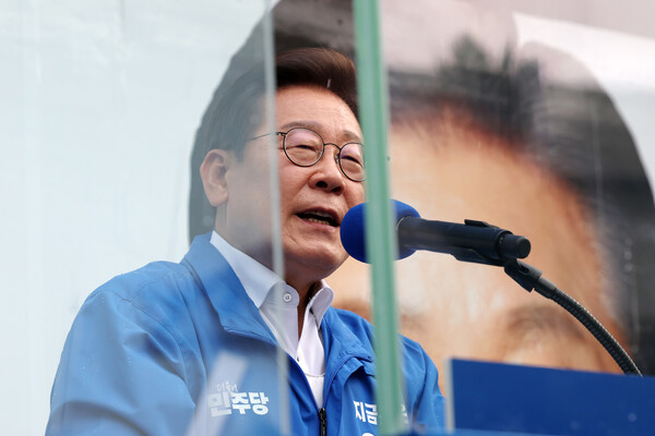 더불어민주당 이재명 대선 후보가 29일 서울 송파구 잠실종합운동장 광장에서 열린 강동구·송파구 집중 유세에서 지지를 호소하고 있다. [연합뉴스]