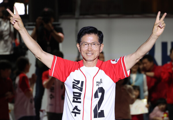  국민의힘 김문수 대선 후보가 2일 서울시청 앞 서울광장에서 열린 피날레 유세에서 지지를 호소하고 있다(연합뉴스)