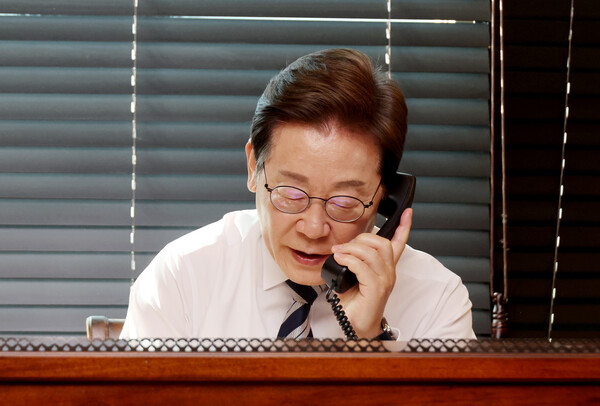  이재명 대통령이 4일 인천 계양구 사저에서 김명수 합참의장과 통화하며 군 통수권 이양 보고를 받고 있다(연합뉴스)