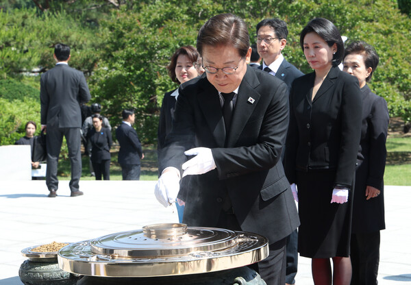 이재명 대통령이 4일 서울 동작구 국립서울현충원에서 현충탑을 참배하며 분향하고 있다(연합뉴스)