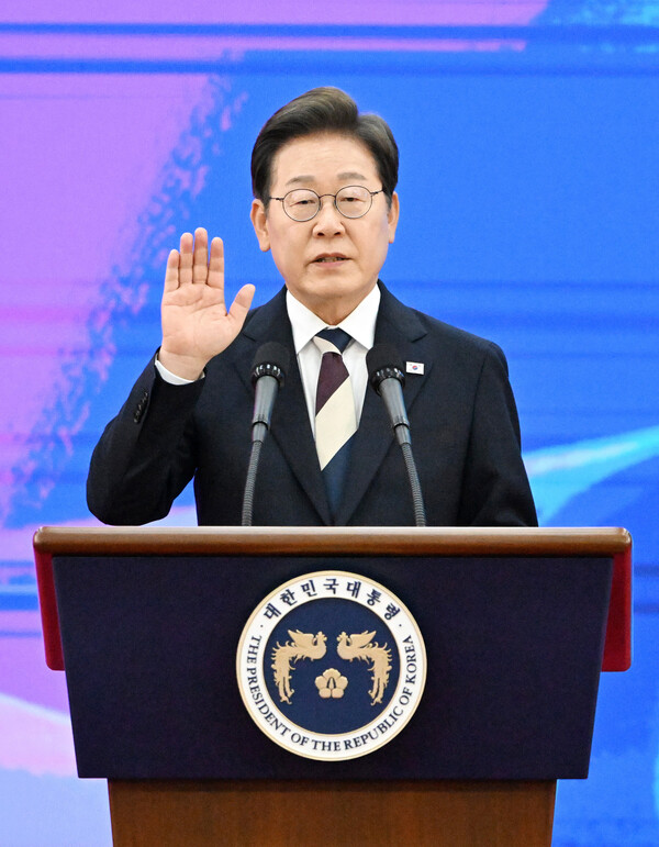  이재명 대통령이 4일 서울 여의도 국회에서 열린 제21대 대통령 취임선서식에서 취임 선서를 하고 있다(연합뉴스)