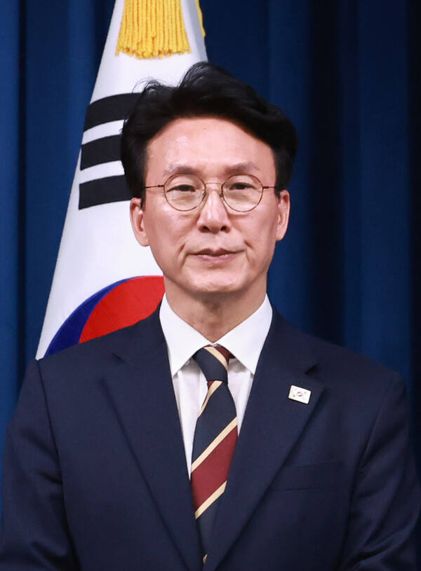 4일 서울 용산 대통령실 청사에서 열린 이재명 정부 첫 인사브리핑에서 김민석 국무총리 후보자가 소개되고 있다(연합뉴스)