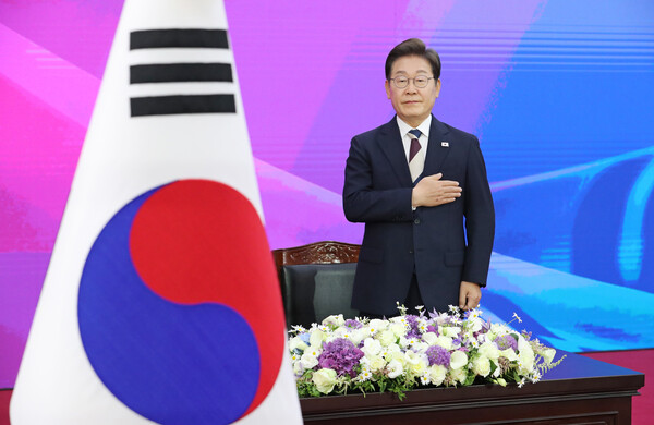 이재명 대통령이 4일 서울 여의도 국회에서 열린 제21대 대통령 취임선서식에서 국기에 경례하고 있다 [사진=연합뉴스]