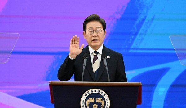 ▲이재명 대통령이 4일 서울 여의도 국회에서 열린 제21대 대통령 취임선서식에서 취임 선서를 하고 있다. [사진=연합뉴스]