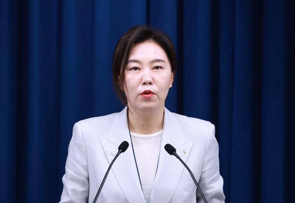  강유정 대통령실 대변인이 9일 서울 용산 대통령실 청사에서 대통령경호처 인사 관련 현안 브리핑을 하고 있다(연합뉴스)